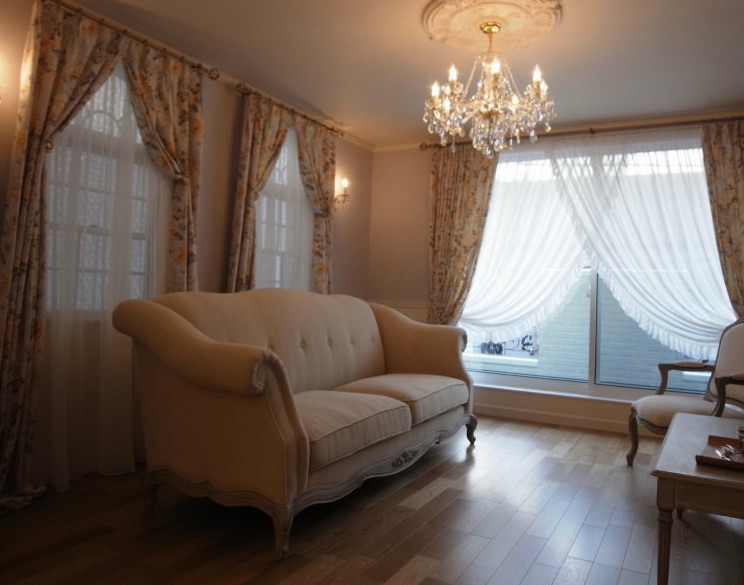 戸建カーテン｜上品　クラシック｜花柄｜フリル　クロスオーバー｜装飾レール