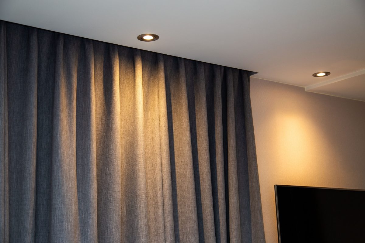 モダンなオーダーカーテンで理想の空間へ！最新トレンドと機能性を徹底解説