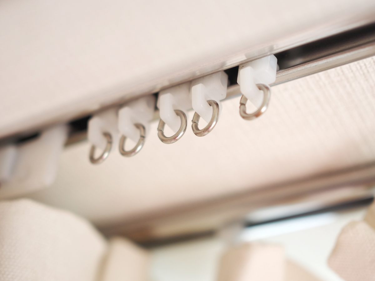 カーテンレールの選び方を完全解説！取り付け方法やおしゃれなデザインを教えます