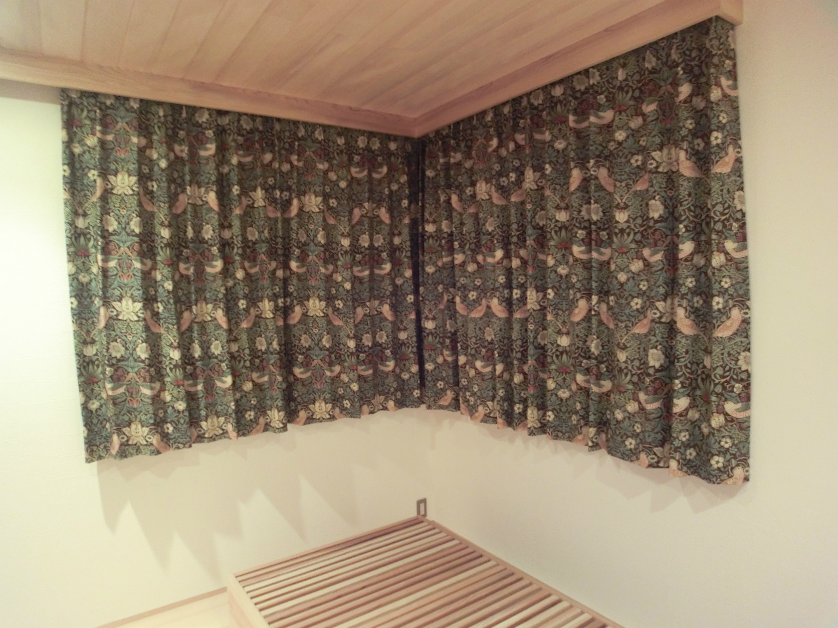 モリスカーテン　いちご泥棒｜CAMENGO｜リネンカーテン