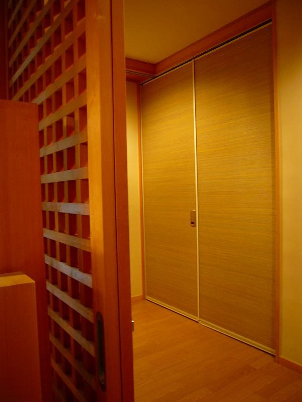 輸入壁紙　エリティス｜引戸に壁紙