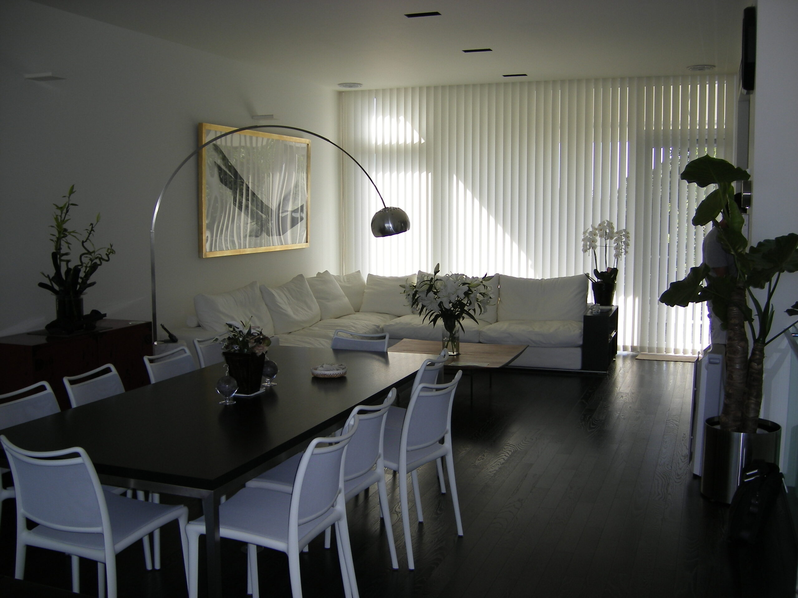 バーチカルブラインド｜アルコの照明が似合うお部屋