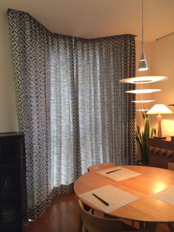 変形窓　カーテン｜和モダン　イカット柄｜イギリスカーテンQdesign